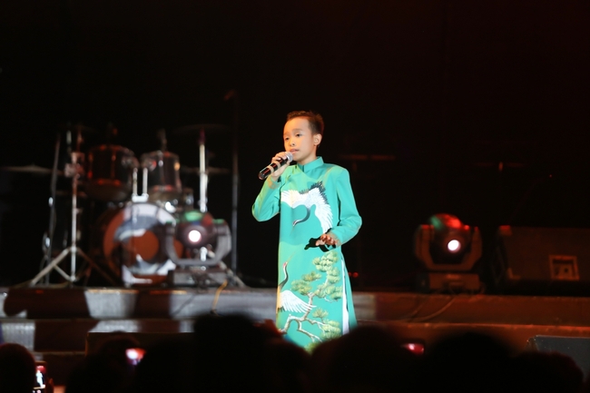 Hồ Văn Cường tất bật chạy show sau khi đăng quang Vietnam Idol Kids - Ảnh 1.