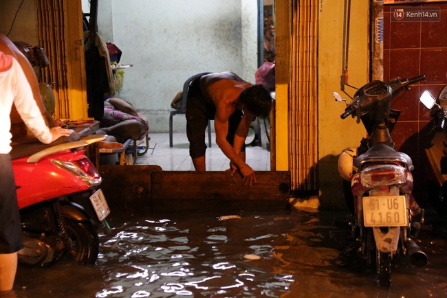 Mưa lớn kết hợp triều cường gây ngập nặng ở Sài Gòn, nhiều người té ngã giữa biển nước - Ảnh 6.