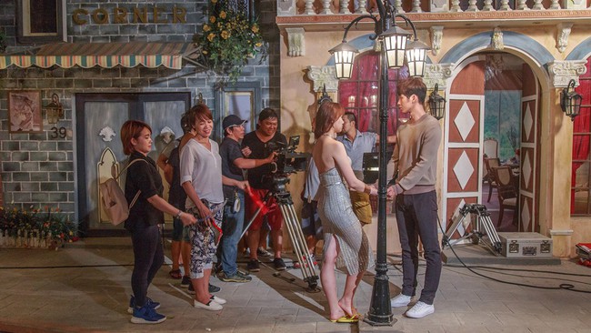Hết th&acirc;n mật trong ph&ograve;ng ngủ, bạn diễn MV lại ngọt ng&agrave;o h&ocirc;n tr&aacute;n Hari Won - Ảnh 11.