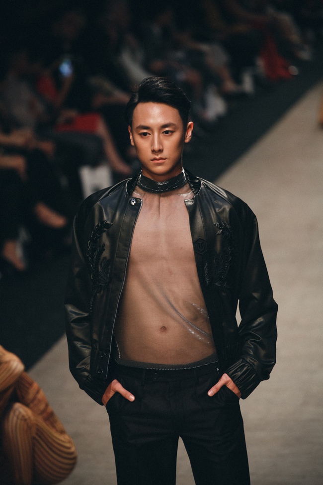 Nam thần Rocker Nguyễn khoe body chuẩn trên sàn diễn VIFW 2016 - Ảnh 3.