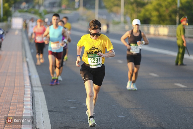 Chàng trai bất ngờ cầu hôn bạn gái sau khi hoàn thành đường chạy Marathon dài hàng chục km - Ảnh 14.