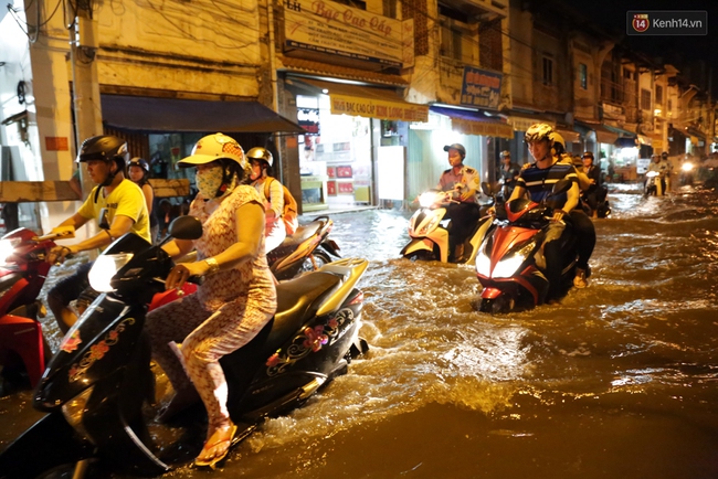 Mưa lớn kết hợp triều cường gây ngập nặng ở Sài Gòn, nhiều người té ngã giữa biển nước - Ảnh 16.