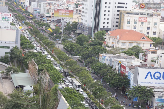 Kẹt xe nghiêm trọng các ngả đường vào sân bay Tân Sơn Nhất ngày cuối năm - Ảnh 6.