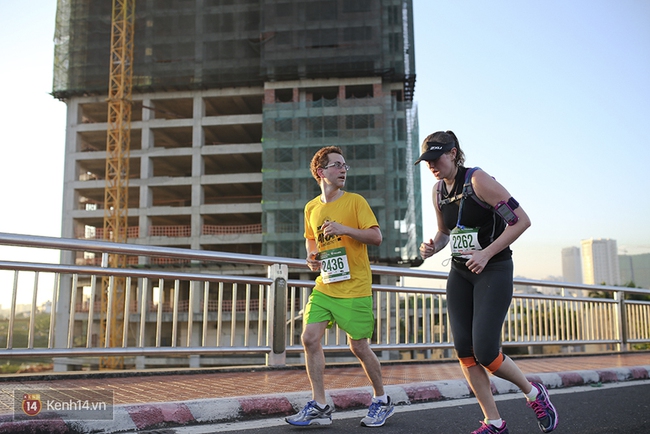 Chàng trai bất ngờ cầu hôn bạn gái sau khi hoàn thành đường chạy Marathon dài hàng chục km - Ảnh 16.