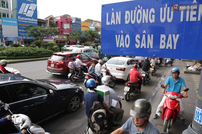 Kẹt xe nghiêm trọng các ngả đường vào sân bay Tân Sơn Nhất ngày cuối năm - Ảnh 4.