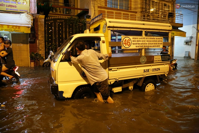 Mưa lớn kết hợp triều cường gây ngập nặng ở Sài Gòn, nhiều người té ngã giữa biển nước - Ảnh 14.