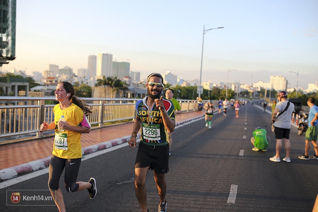 Ch&agrave;ng trai bất ngờ cầu h&ocirc;n bạn g&aacute;i sau khi ho&agrave;n th&agrave;nh đường chạy Marathon d&agrave;i h&agrave;ng chục km - Ảnh 17.