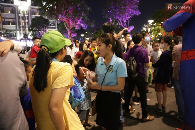 Nhóm bạn trẻ hóa thân thành người nhện bán kẹo kéo trên phố đi bộ Nguyễn Huệ - Ảnh 2.