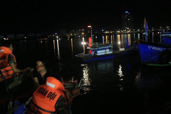 Trắng đêm tìm kiếm 3 nạn nhân mất tích trong vụ lật tàu chui giữa sông Hàn - Ảnh 5.