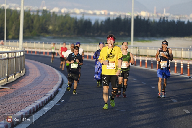 Ch&agrave;ng trai bất ngờ cầu h&ocirc;n bạn g&aacute;i sau khi ho&agrave;n th&agrave;nh đường chạy Marathon d&agrave;i h&agrave;ng chục km - Ảnh 18.
