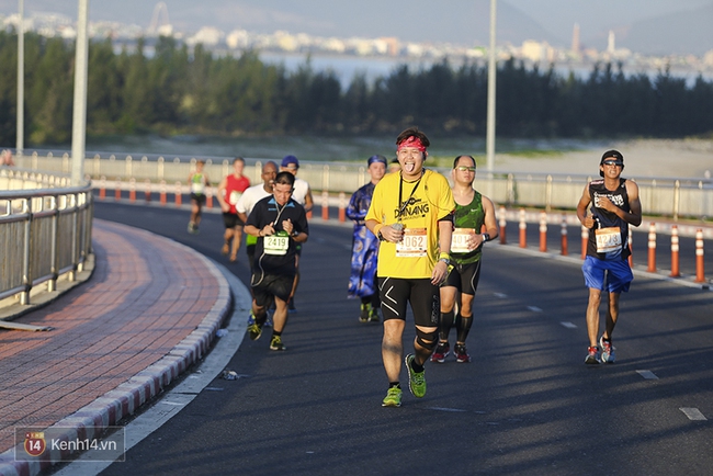 Chàng trai bất ngờ cầu hôn bạn gái sau khi hoàn thành đường chạy Marathon dài hàng chục km - Ảnh 18.