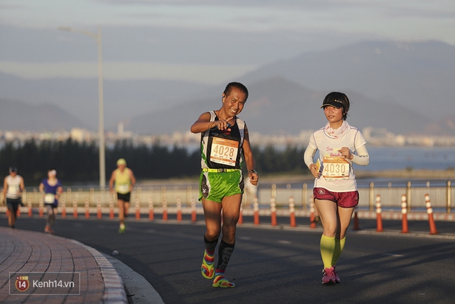 Chàng trai bất ngờ cầu hôn bạn gái sau khi hoàn thành đường chạy Marathon dài hàng chục km - Ảnh 19.