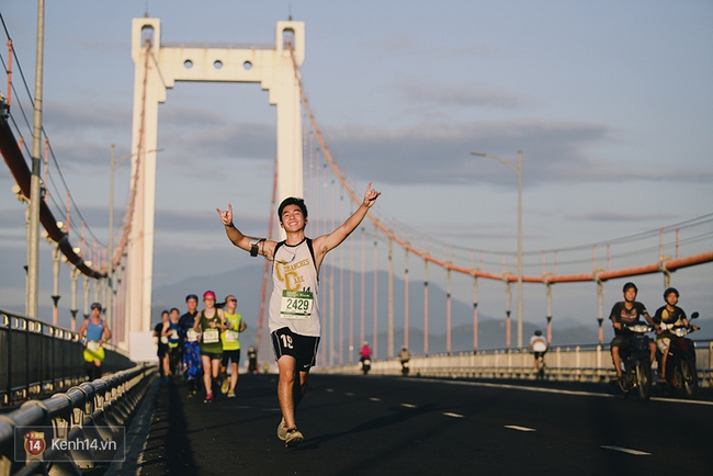 Ch&agrave;ng trai bất ngờ cầu h&ocirc;n bạn g&aacute;i sau khi ho&agrave;n th&agrave;nh đường chạy Marathon d&agrave;i h&agrave;ng chục km - Ảnh 20.