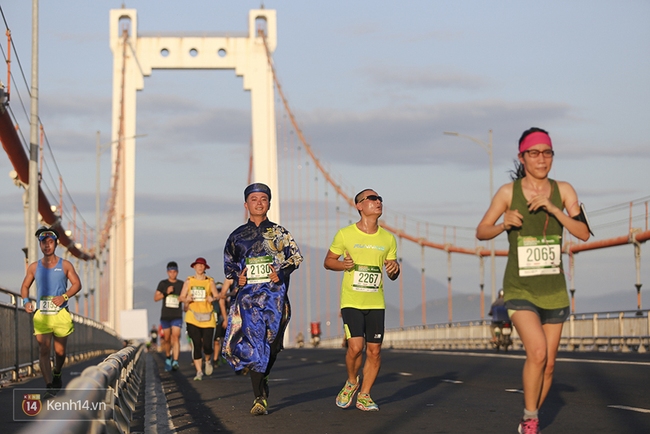 Chàng trai bất ngờ cầu hôn bạn gái sau khi hoàn thành đường chạy Marathon dài hàng chục km - Ảnh 21.