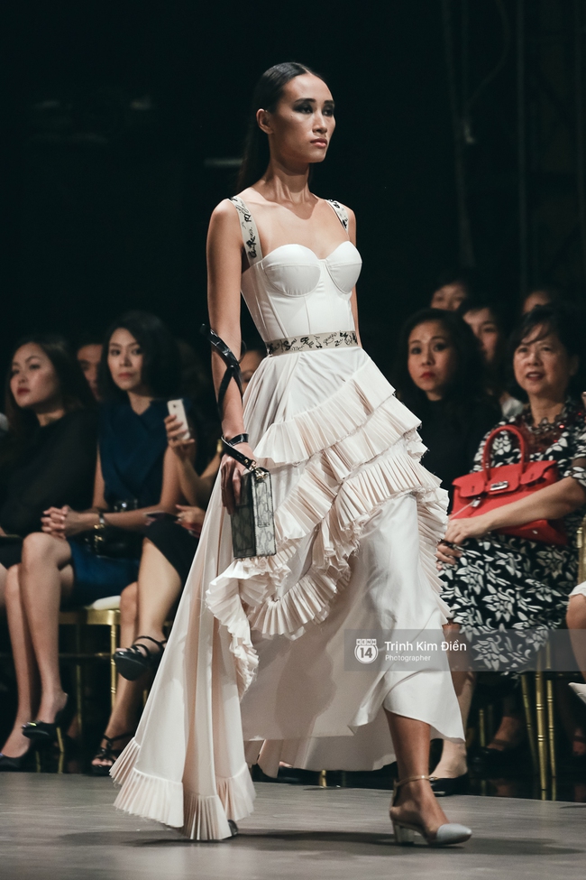 Kỳ Duyên trình diễn không thể gắt hơn, em gái Trang Khiếu lần đầu biết thế nào là catwalk - Ảnh 19.