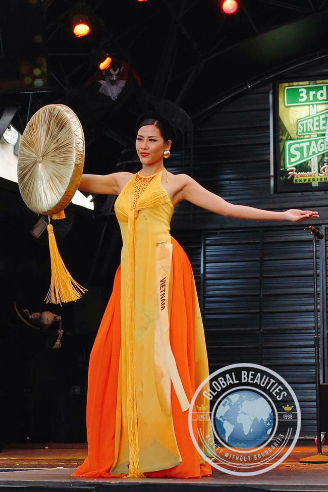 Nguyễn Thị Loan diện áo tứ thân, tự tin múa uyển chuyển tại Hoa hậu Hòa bình Quốc tế 2016 - Ảnh 2.