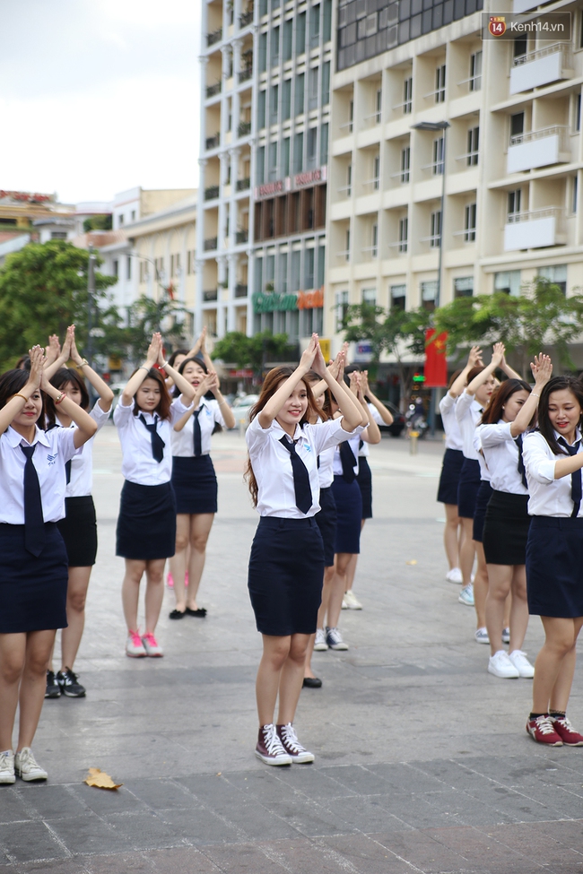 50 nữ sinh Học viện Hàng không nhảy flashmob ở phố đi bộ Nguyễn Huệ - Ảnh 4.