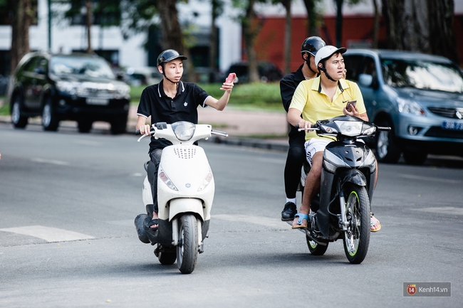 Chỉ mới 10 ngày, Pokemon đã thay đổi hành vi lái xe của người Việt: Đi bằng một tay, mắt cắm vào điện thoại! - Ảnh 6.