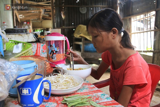 Cô gái mang khuôn mặt bà lão ở Quảng Nam: ăn gấp 10 lần người thường, uống mỗi ngày 36 lít nước - Ảnh 5.