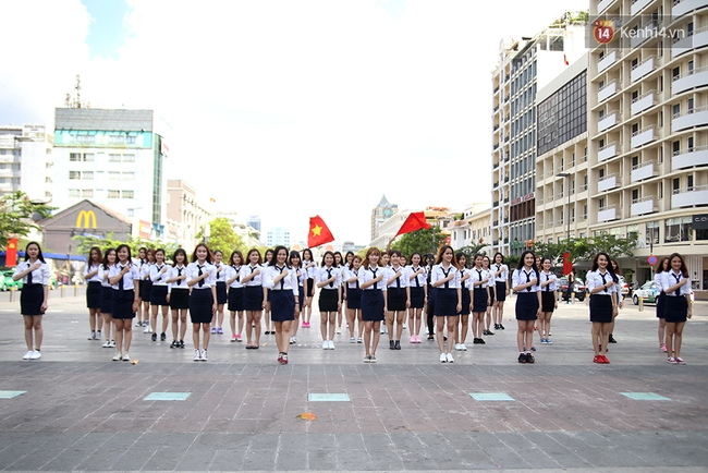 50 nữ sinh Học viện Hàng không nhảy flashmob ở phố đi bộ Nguyễn Huệ - Ảnh 2.