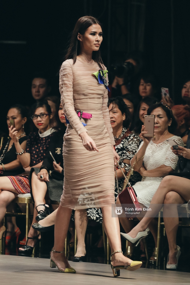 Kỳ Duyên trình diễn không thể gắt hơn, em gái Trang Khiếu lần đầu biết thế nào là catwalk - Ảnh 23.