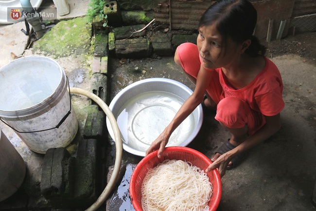 Cô gái mang khuôn mặt bà lão ở Quảng Nam: ăn gấp 10 lần người thường, uống mỗi ngày 36 lít nước - Ảnh 4.