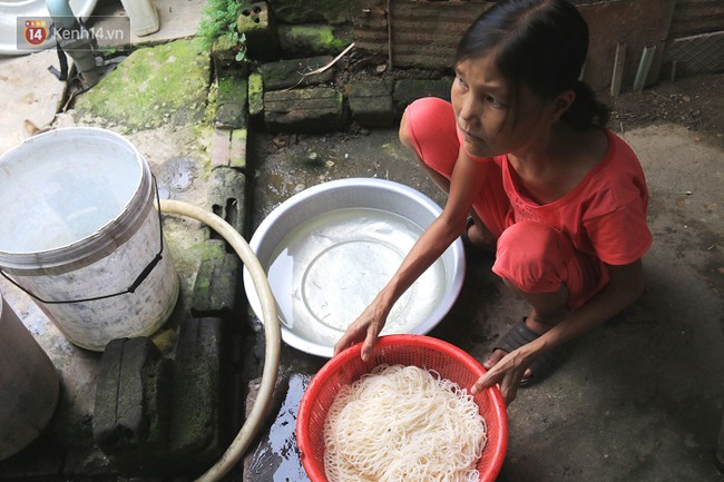 C&ocirc; g&aacute;i mang khu&ocirc;n mặt b&agrave; l&atilde;o ở Quảng Nam: ăn gấp 10 lần người thường, uống mỗi ng&agrave;y 36 l&iacute;t nước - Ảnh 4.