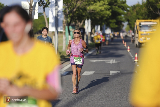 Chàng trai bất ngờ cầu hôn bạn gái sau khi hoàn thành đường chạy Marathon dài hàng chục km - Ảnh 22.