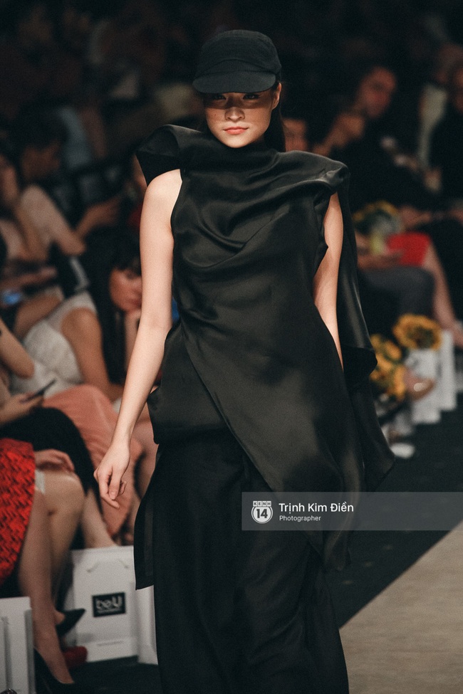 Ngày 1 Vietnam Internation Fashion Week: Các NTK đã chiêu đãi người xem những gì? - Ảnh 36.