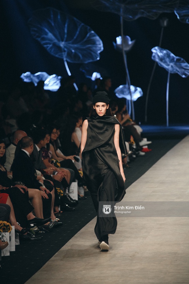 Ngày 1 Vietnam Internation Fashion Week: Các NTK đã chiêu đãi người xem những gì? - Ảnh 38.