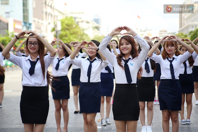 50 nữ sinh Học viện Hàng không nhảy flashmob ở phố đi bộ Nguyễn Huệ - Ảnh 8.