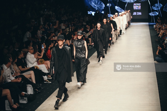 Ngày 1 Vietnam Internation Fashion Week: Các NTK đã chiêu đãi người xem những gì? - Ảnh 40.