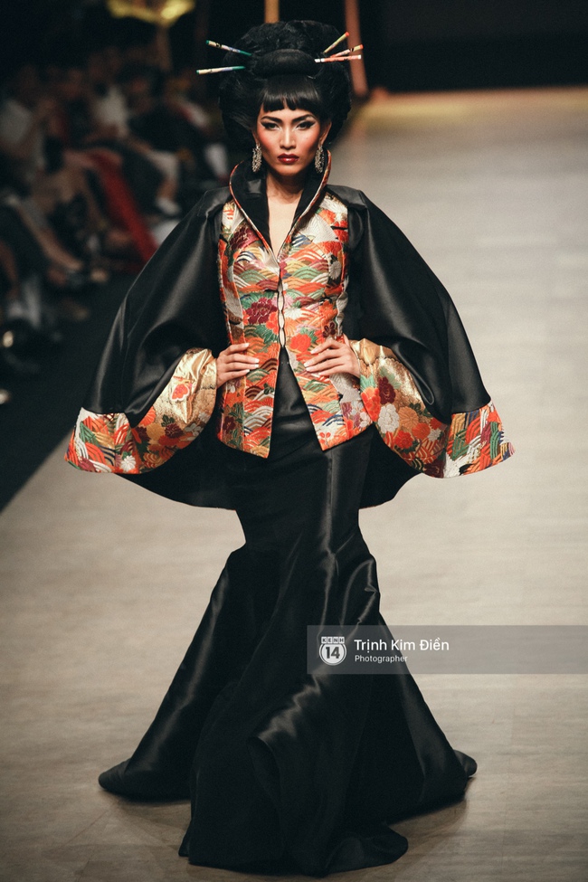 Ngày 1 Vietnam Internation Fashion Week: Các NTK đã chiêu đãi người xem những gì? - Ảnh 43.