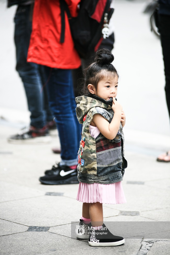 Street style ngày 3 Vietnam International Fashion Week: Giới trẻ Hà Nội lại quay về với cuộc chơi an toàn - Ảnh 39.