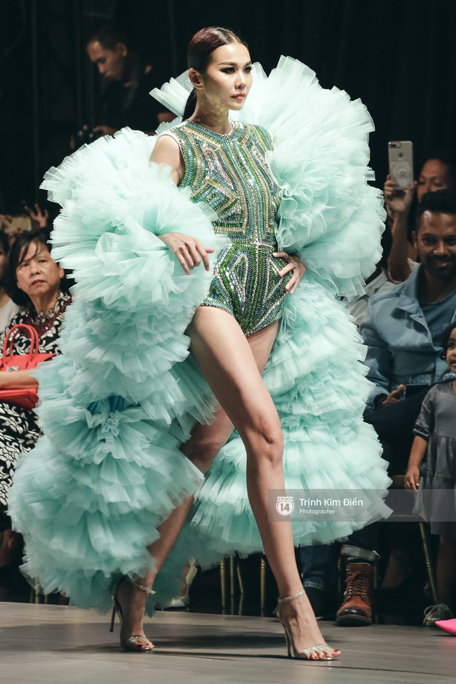 Kỳ Duyên trình diễn không thể gắt hơn, em gái Trang Khiếu lần đầu biết thế nào là catwalk - Ảnh 15.