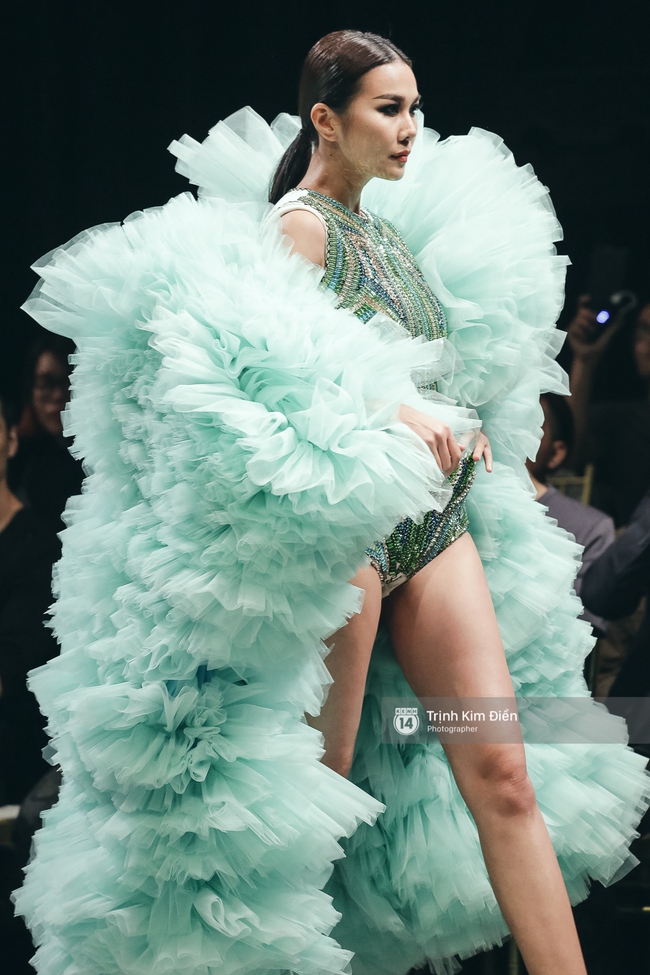 Kỳ Duyên trình diễn không thể gắt hơn, em gái Trang Khiếu lần đầu biết thế nào là catwalk - Ảnh 16.