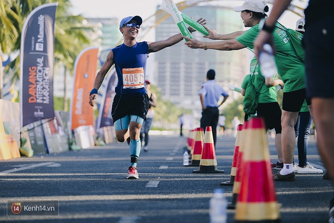 Ch&agrave;ng trai bất ngờ cầu h&ocirc;n bạn g&aacute;i sau khi ho&agrave;n th&agrave;nh đường chạy Marathon d&agrave;i h&agrave;ng chục km - Ảnh 24.