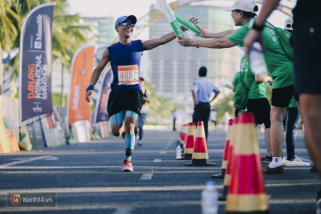 Chàng trai bất ngờ cầu hôn bạn gái sau khi hoàn thành đường chạy Marathon dài hàng chục km - Ảnh 24.