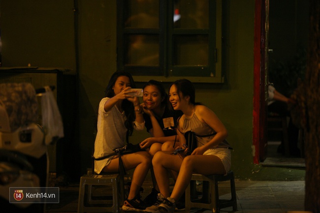Một đ&ecirc;m trung thu đ&ocirc;ng nghịt nhưng cực vui của giới trẻ H&agrave; Nội - Ảnh 13.