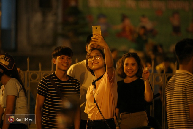 Một đ&ecirc;m trung thu đ&ocirc;ng nghịt nhưng cực vui của giới trẻ H&agrave; Nội - Ảnh 11.