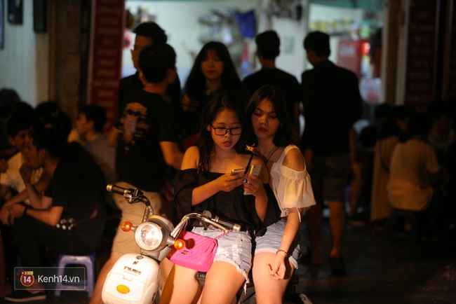 Một đ&ecirc;m trung thu đ&ocirc;ng nghịt nhưng cực vui của giới trẻ H&agrave; Nội - Ảnh 14.