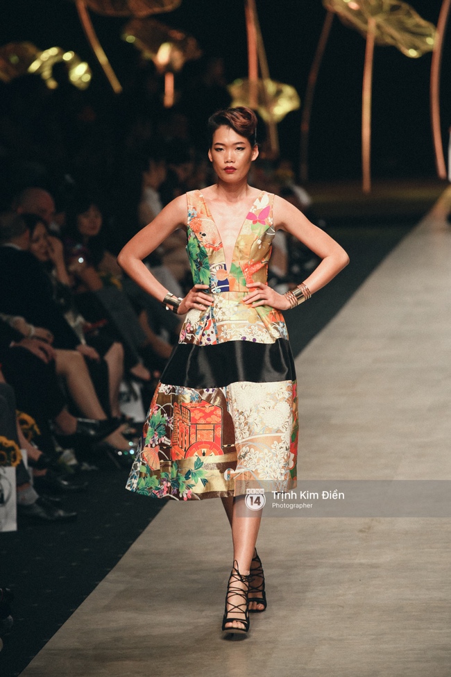 Ngày 1 Vietnam Internation Fashion Week: Các NTK đã chiêu đãi người xem những gì? - Ảnh 54.