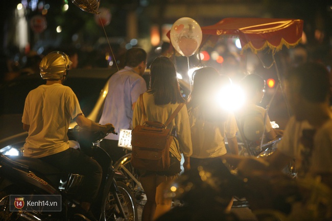 Một đ&ecirc;m trung thu đ&ocirc;ng nghịt nhưng cực vui của giới trẻ H&agrave; Nội - Ảnh 12.