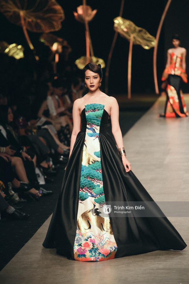 Ngày 1 Vietnam Internation Fashion Week: Các NTK đã chiêu đãi người xem những gì? - Ảnh 55.