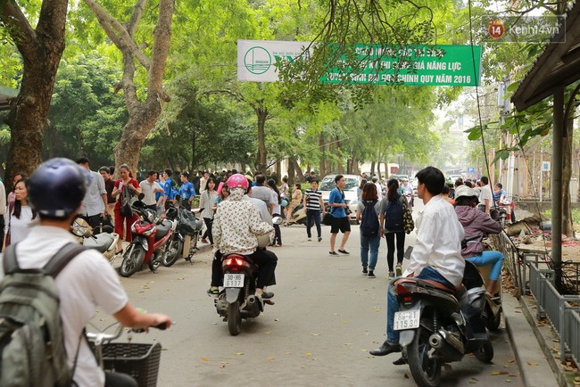 Ngày thứ 2 của kỳ thi Đánh giá năng lực: Thí sinh đến sớm, xếp hàng ngay ngắn vào phòng thi - Ảnh 1.