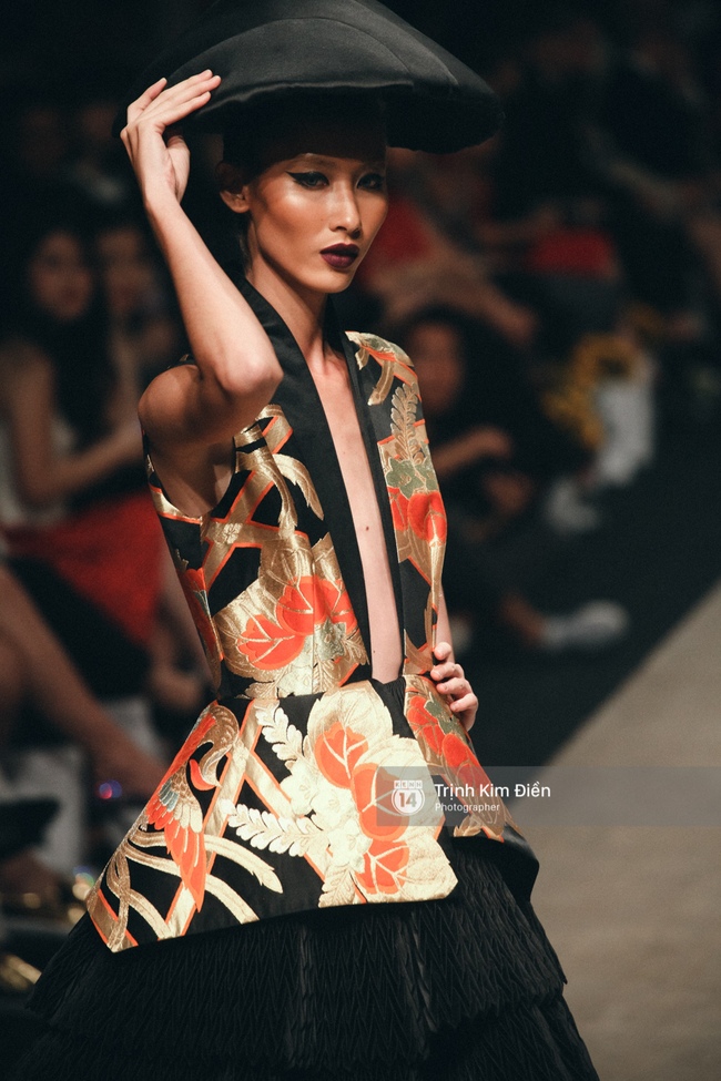Ngày 1 Vietnam Internation Fashion Week: Các NTK đã chiêu đãi người xem những gì? - Ảnh 58.