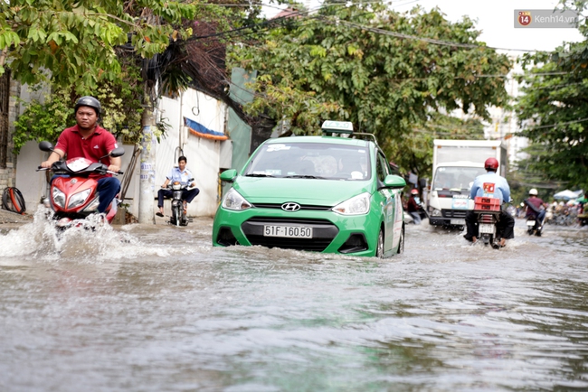 Sau trận mưa ngập, người Sài Gòn miệt mài tát nước từ đêm hôm trước đến trưa hôm sau - Ảnh 1.