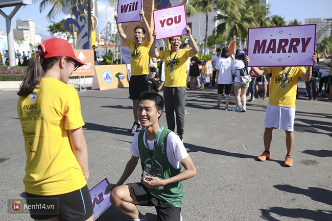 Chàng trai bất ngờ cầu hôn bạn gái sau khi hoàn thành đường chạy Marathon dài hàng chục km - Ảnh 30.