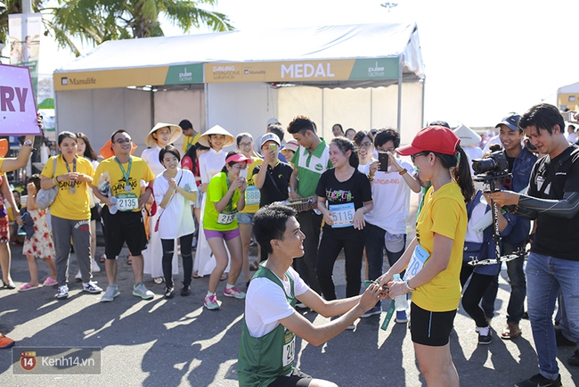 Ch&agrave;ng trai bất ngờ cầu h&ocirc;n bạn g&aacute;i sau khi ho&agrave;n th&agrave;nh đường chạy Marathon d&agrave;i h&agrave;ng chục km - Ảnh 29.