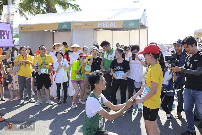 Chàng trai bất ngờ cầu hôn bạn gái sau khi hoàn thành đường chạy Marathon dài hàng chục km - Ảnh 29.